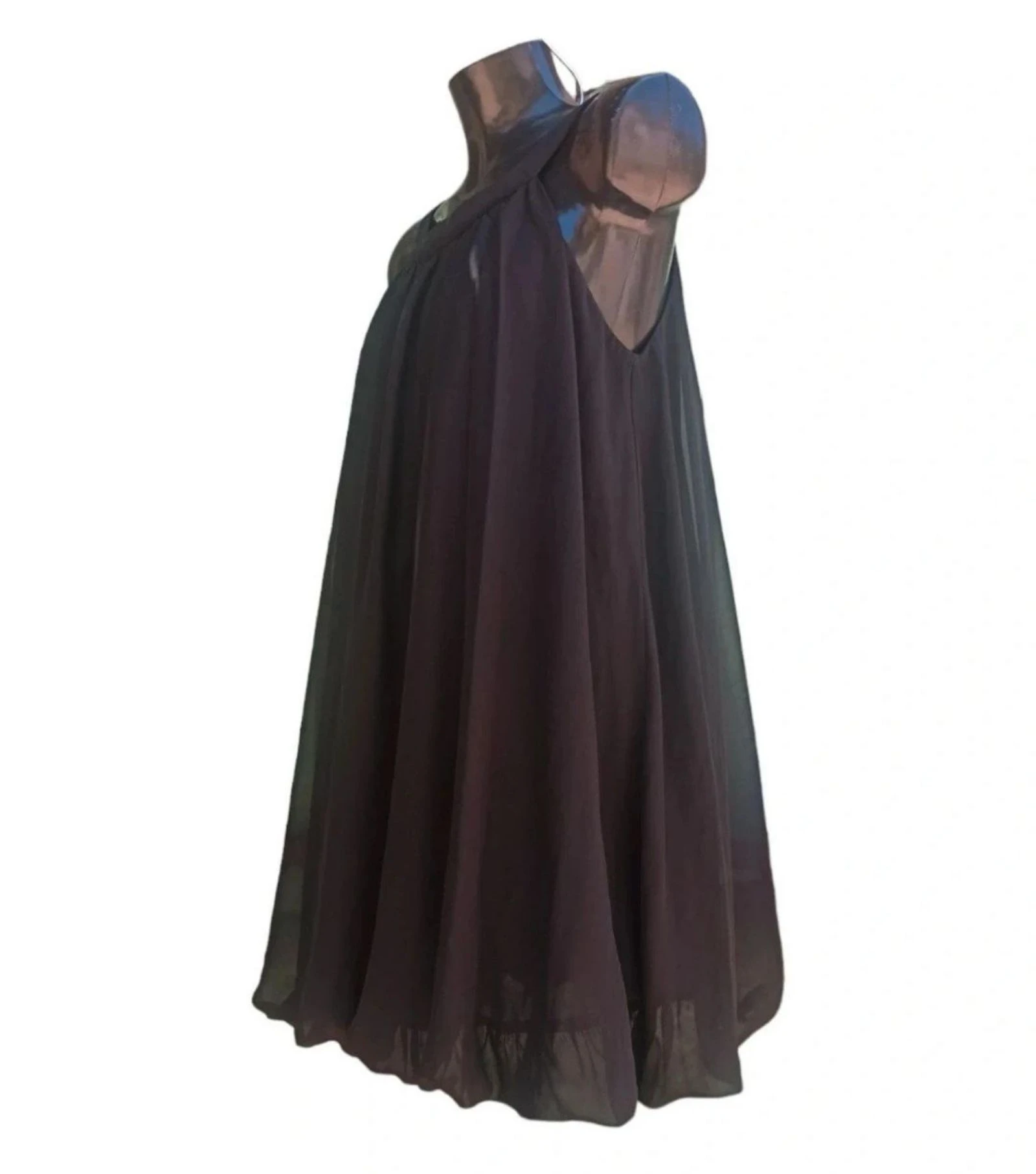 Vestido negro de gasa sin mangas